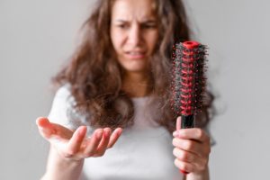 Seu cabelo está caindo? Veja as principais causas e como tratar de forma eficaz